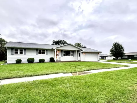 121 Palmer Dr, La Porte City, IA 50651