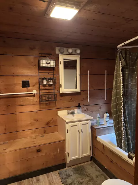 Bath - 613 C St, Mcgregor, IA 52157 photo 1 of 1