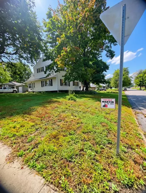 1505 W 3rd St, Cedar Falls, IA 50613