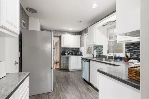 Kitchen - 3306 Midway Dr, Waterloo, IA 50701 photo 1 of 2
