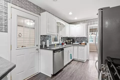Kitchen - 3306 Midway Dr, Waterloo, IA 50701 photo 2 of 2