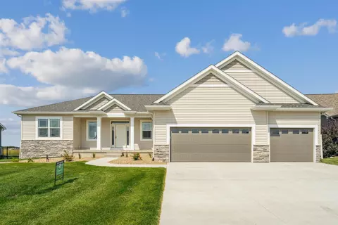 1428 Sandstone Ln, Cedar Falls, IA 50613