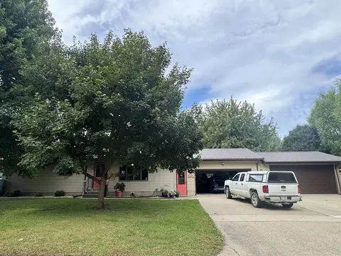 911 Clinton, Charles City, IA 50616