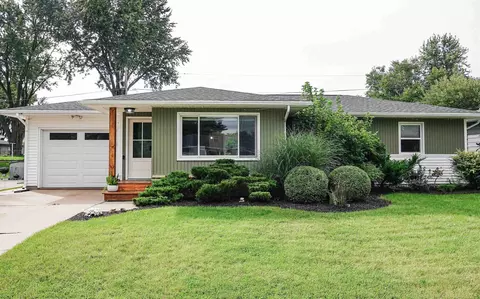 818 Loretta Ave, Waterloo, IA 50702