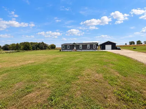 4084 W Ave, Oelwein, IA 50662