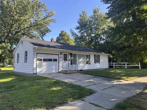 907 5th St, Charles City, IA 50616