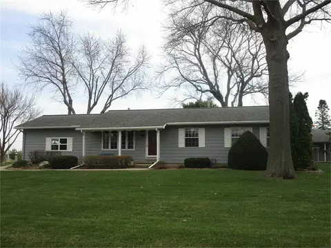 4202 Newland Dr, Cedar Falls, IA 50613