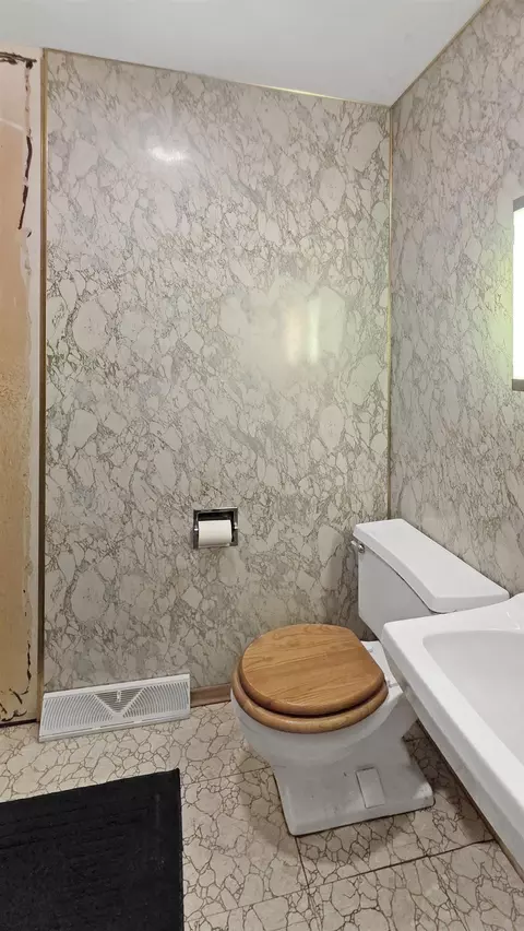 Bath - 13726 230th St, Eldora, IA 50627 photo 1 of 4