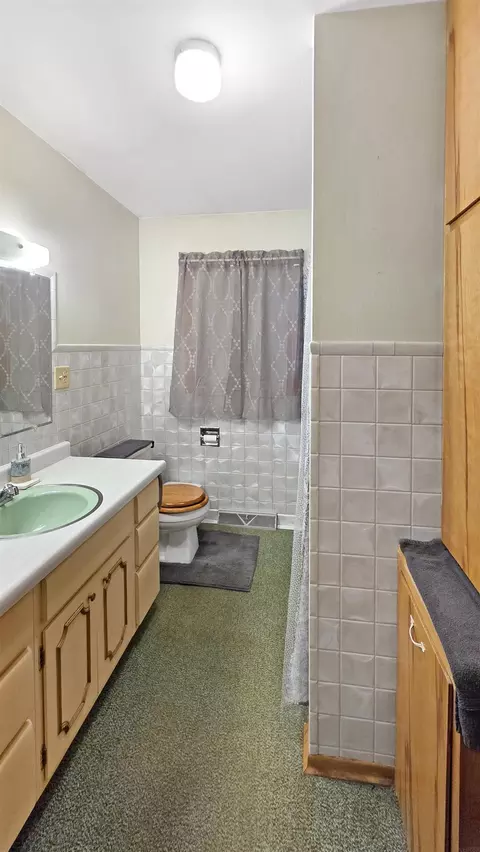 Bath - 13726 230th St, Eldora, IA 50627 photo 4 of 4