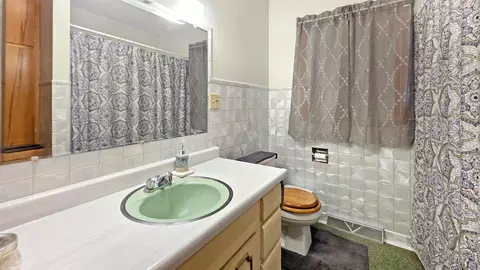 Bath - 13726 230th St, Eldora, IA 50627 photo 3 of 4