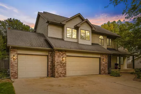 1003 Lakeview Dr, Cedar Falls, IA 50613
