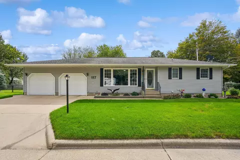 117 Circle Dr, Manchester, IA 52057
