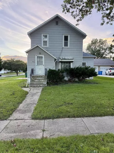 807 6th St, Grundy Center, IA 50638
