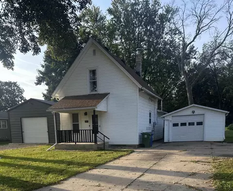 204 8th St, Charles City, IA 50616