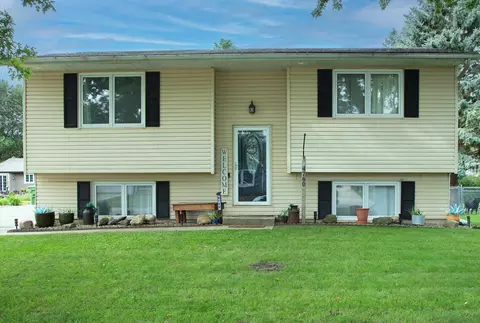 4760 Edgebrook Dr, Waterloo, IA 50701