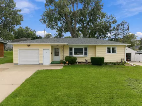 1156 Lindner Dr, Waterloo, IA 50702
