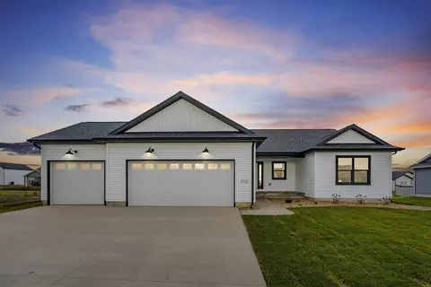 2807 Amber Valley Rd, Cedar Falls, IA 50613