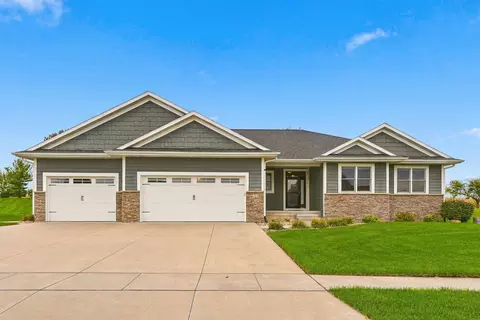 4319 Wynnewood Dr, Cedar Falls, IA 50613