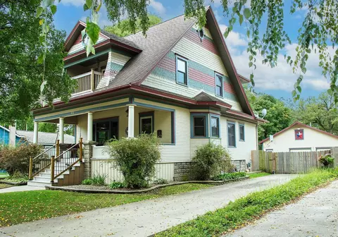 422 SE 2nd St, Waverly, IA 50677