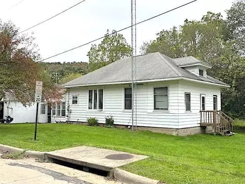912 3rd St, Marquette, IA 52158
