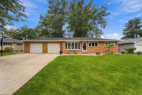 4211 Crestview Dr, Cedar Falls, IA 50613