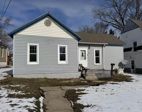 15 NW 2nd St, Oelwein, IA 50662