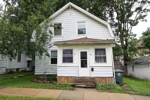 810 W 1st St, Waterloo, IA 50701