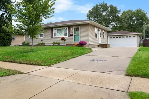 2316 Valley Park Dr, Cedar Falls, IA 50613