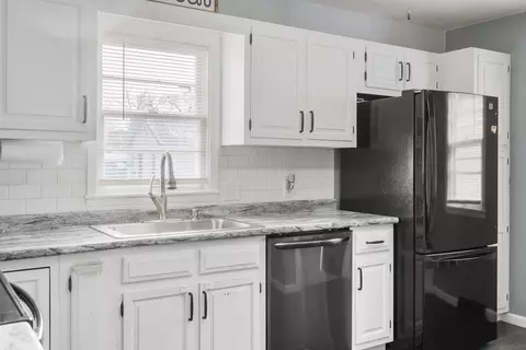 Kitchen - 1520 E Mitchell Ave, Waterloo, IA 50702 photo 3 of 4