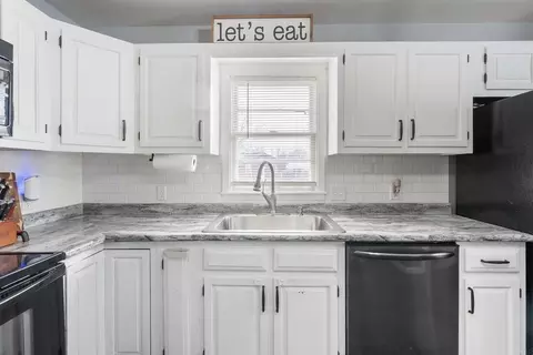 Kitchen - 1520 E Mitchell Ave, Waterloo, IA 50702 photo 2 of 4