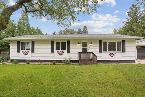 907 Sherman St, Dysart, IA 52224