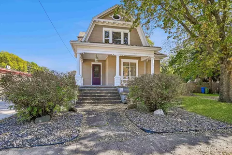 407 SE 3rd St, Waverly, IA 50677