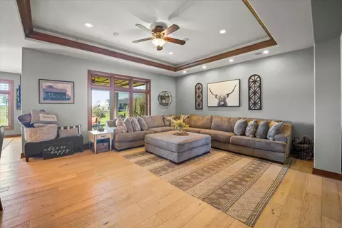 Living - 402 Eagle Ct, Shellsburg, IA 52332 photo 2 of 3