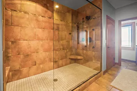 Bath - 402 Eagle Ct, Shellsburg, IA 52332 photo 2 of 5