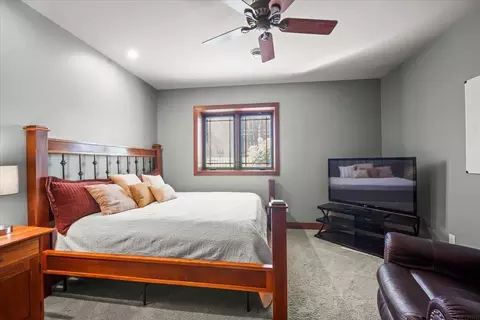 Bedroom - 402 Eagle Ct, Shellsburg, IA 52332 photo 5 of 6