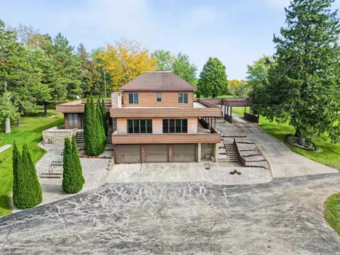 1659 Elon Dr, Waterville, IA 52170