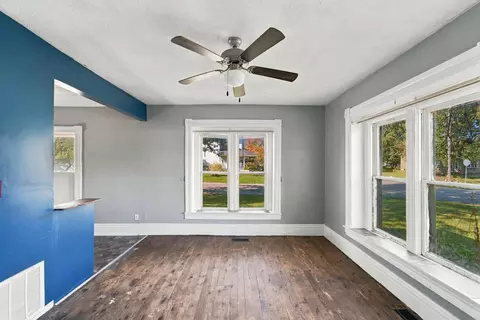 Living - 424 E Jackson St, Shell Rock, IA 50670 photo 3 of 3