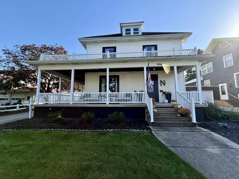 906 H Ave, Grundy Center, IA 50638