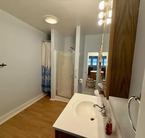 Bath - 612 Upton Ave, Waterloo, IA 50701 photo 1 of 1