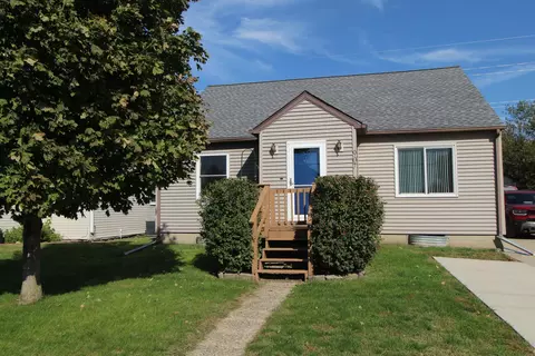 907 Wilson St, Dysart, IA 52224