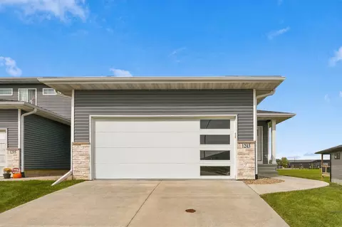 1203 Loren Dr, Cedar Falls, IA 50613