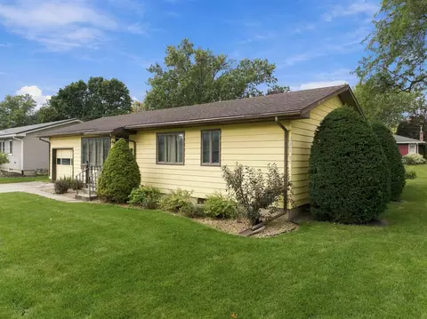 Exterior - 417 N Maple St, Sumner, IA 50674 photo 2 of 4