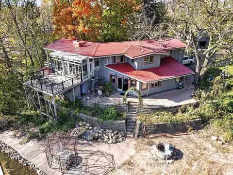 1607 Cedar Ln, Waverly, IA 50677