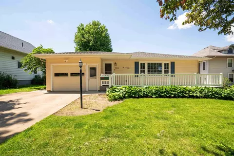703 11th St, Grundy Center, IA 50638