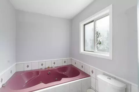 Bath - 1228 Lyon Ave, Waterloo, IA 50702 photo 2 of 3