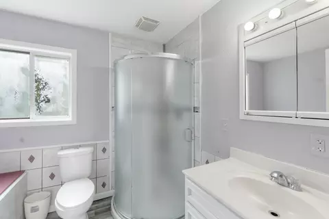 Bath - 1228 Lyon Ave, Waterloo, IA 50702 photo 1 of 3