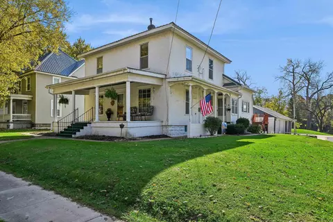 102 SE 4th Ave, Waverly, IA 50677