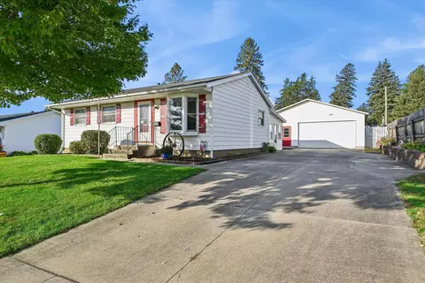 1102 SE 1st St, Waverly, IA 50677