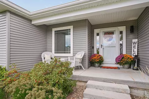 Exterior - 1719 Waxwing Way, Waterloo, IA 50701 photo 2 of 8