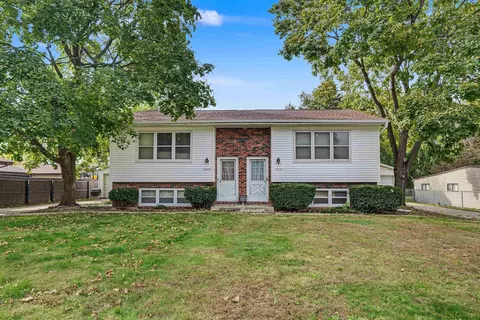 3321-3323 Midway Dr, Cedar Falls, IA 50613